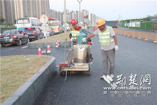 高新大道改造工程主线双向八车道施工现场。通讯员供图