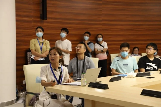 工程师王柯正进行《中国共产党领导下的生态环境保护发展历程及大气污染防治成效》主题讲座