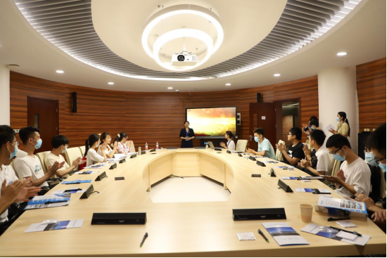 工程师魏莱为学生们播放宣传片