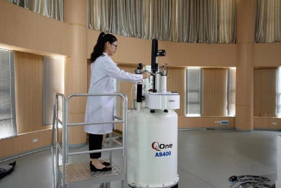 图为武汉中科牛津波谱技术公司产品生产线专家在安装测试。