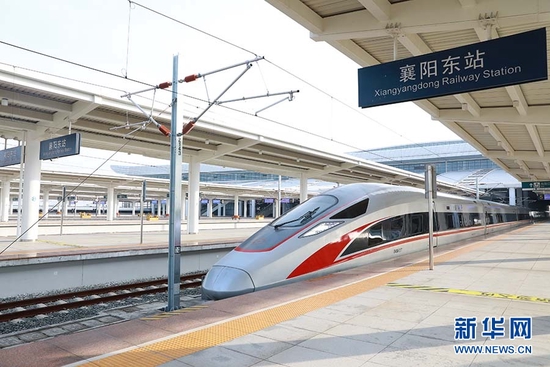 图为4月26日8时，55301次试验列车从襄阳东站驶出。新华网发 李涛摄