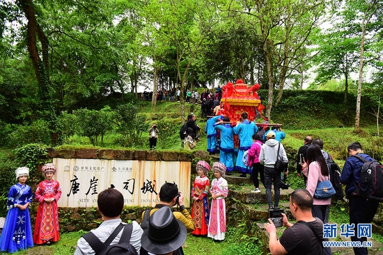 圖為游客在咸豐縣唐崖土司城址觀看“土司嫁女”表演。新華網(wǎng)發(fā) 李維君攝