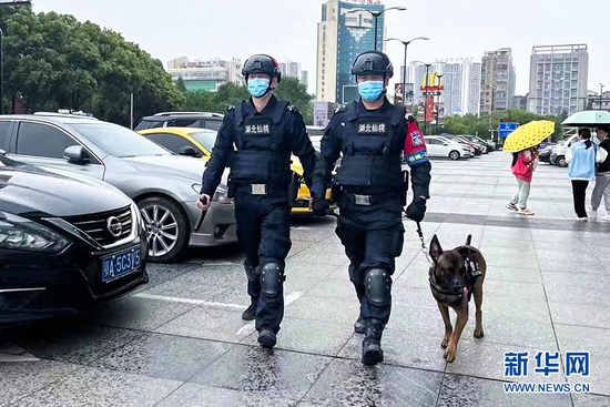 图为湖北省仙桃市公安局特警支队民警在商圈开展巡逻。新华网发