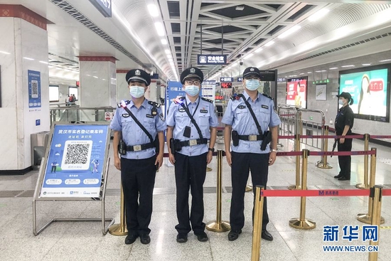 图为武汉市公安局轨道交通管理分局警力在地铁七号线纸坊大街站执勤。新华网发 周山然 摄