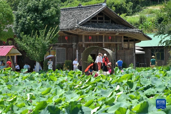 6月30日，游客在湖北省宣恩县高罗镇麻阳寨村的农家庭院里游玩。 　　新华社发（宋文摄）