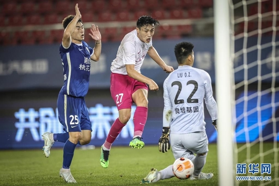 7月3日，上海申花队球员朱建荣（中）在比赛中射门。新华社记者 潘昱龙 摄