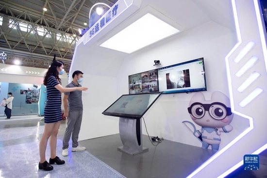 8月5日，在2022年世界大健康博览会上，观众在武汉大学口腔医院展厅了解5G远程医疗。