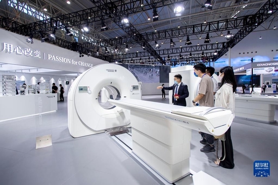 8月5日，在2022年世界大健康博览会上，观众在展厅了解PET-CT系统。