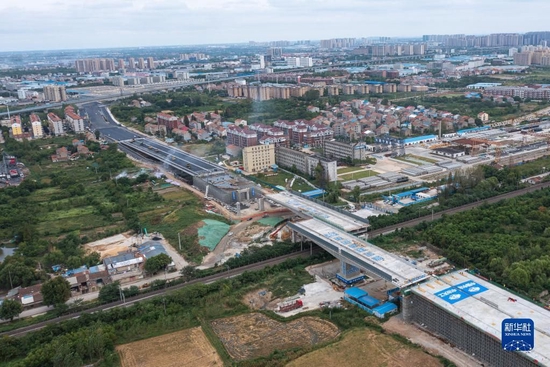 8月30日，湖北孝感跨京广铁路的桥梁成功转体（无人机照片）。