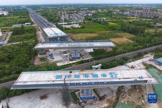 这是8月30日拍摄的湖北孝感两座万吨桥梁转体“跨越”京广铁路施工场景（无人机照片）。