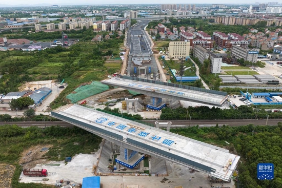 这是8月30日拍摄的湖北孝感两座万吨桥梁转体“跨越”京广铁路施工场景(无人机照片)。