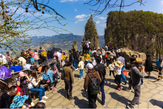 大地山川观景人群