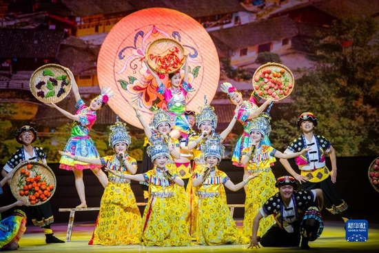 5月10日，演员在舞台上表演节目《太阳晒在山坡坡》。新华社记者伍志尊 摄