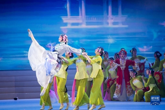 5月10日，演员在舞台上表演节目《锁麟囊》。新华社记者伍志尊 摄