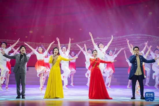 5月10日，演员在舞台上表演节目《舞起来》。新华社记者伍志尊 摄