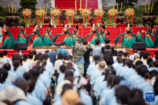 6月21日，演员在开幕式上表演舞蹈《橘颂》。新华社记者 伍志尊 摄
