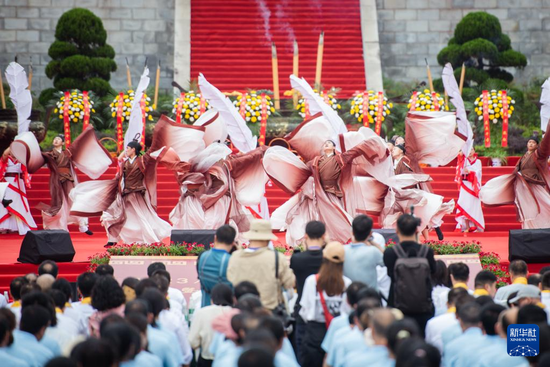 6月21日，演员在开幕式上表演舞蹈《屈原》。新华社记者 伍志尊 摄