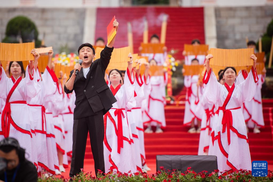 6月21日，演员在开幕式上表演诗朗诵《离骚》（节选）。新华社记者 伍志尊 摄
