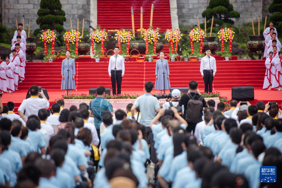 6月21日，青年代表在开幕式上恭读《颂屈原文》。新华社记者 伍志尊 摄