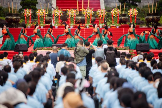 6月21日，演员在2023屈原故里端午文化节开幕式上表演舞蹈《橘颂》。新华社记者伍志尊 摄