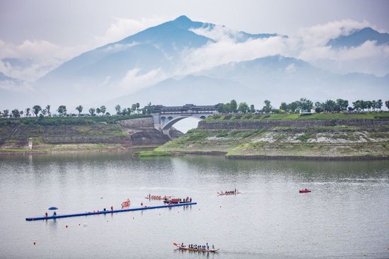 6月22日拍摄的湖北省宜昌市秭归县三峡大坝前水域龙舟比赛现场。新华社记者伍志尊 摄