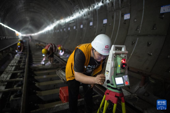 7月28日，中铁四局工作人员在武东站施工作业。新华社记者肖艺九摄