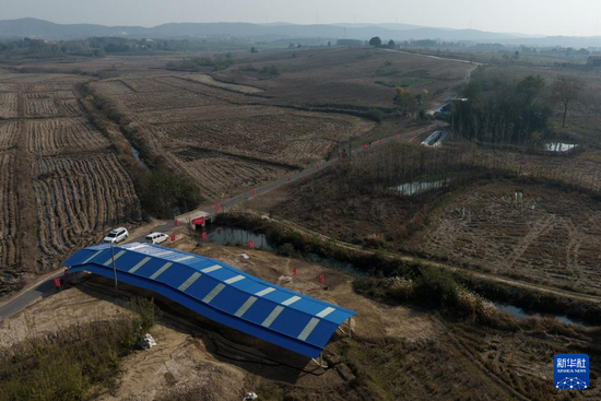 12月4日拍摄的熊家岭水坝遗址现场（无人机照片）。 　　新华社记者 肖艺九 摄