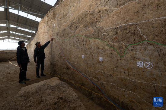 12月4日，考古人员在熊家岭水坝遗址现场进行考古工作。 　　新华社记者 肖艺九 摄