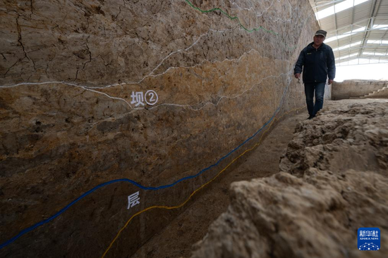 12月4日，考古人员在熊家岭水坝遗址现场进行考古工作。