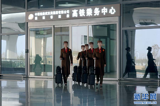 图为襄阳客运段列车员整装出行 新华网发 刘晓燕摄