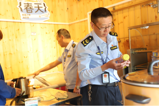 木鱼所工作人员在检查食品安全情况
