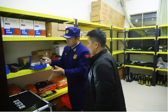 随州消防正在抽查乡镇消防队器材的维护保养情况 郭庆庆/摄