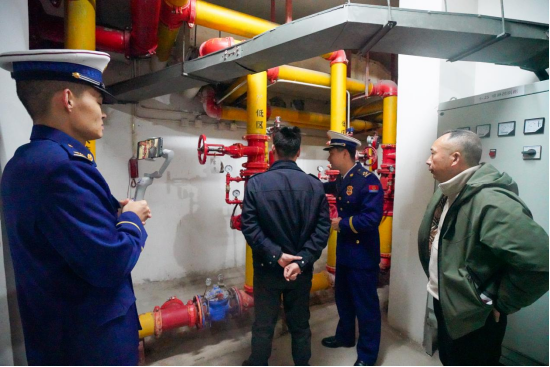 宜昌市消防人员为物业工作人员开展模拟隐患排查实操培训 &nbsp;&nbsp;&nbsp;杨凌骁/摄