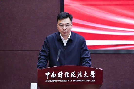 湖北省社科联党组成员、秘书长许巍宣读批复文件