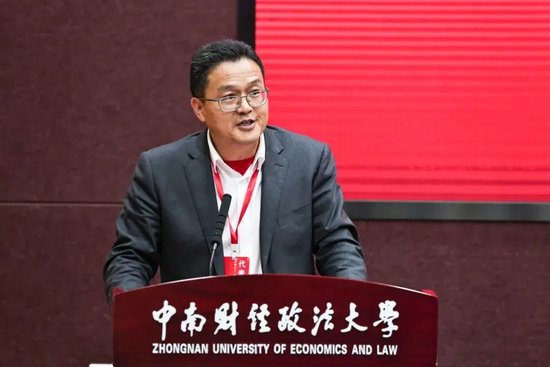 中南财经政法大学校长助理、科学研究部部长李小平主持会议