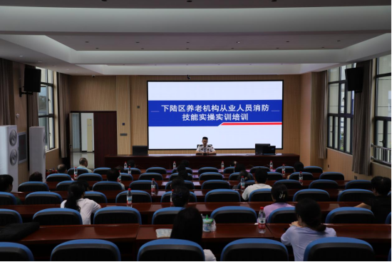 黄石市消防救援局实操考核现场，养老机构从业人员正在进行水带连接实操考核。张承妹/摄