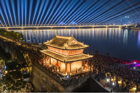 襄阳古城灯光璀璨，夜景迷人，无人机孔明灯表演、古城灯光秀等节目轮番上演。记者 杨东 通讯员 刘紫瑶 摄