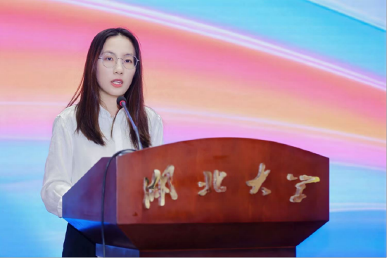 图：第十一届数据新闻大赛获奖选手代表林诗怡发言