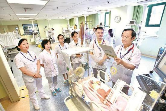 图为每天专家们都会对宝宝们进行会诊,调整治疗方案