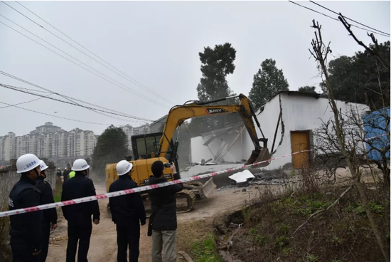 沙河村五组一处违建房屋拆除。