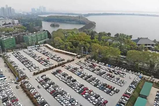 毗鄰東湖綠道的停車場上停滿了私家車