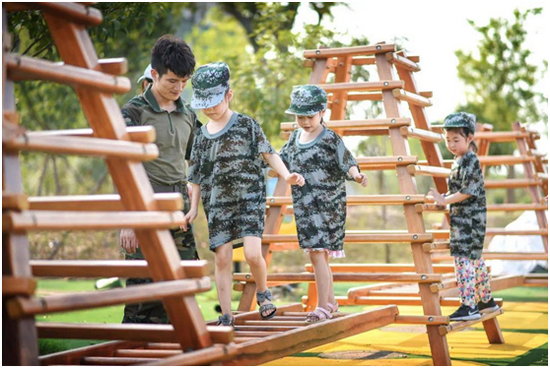 孩子们在桃源集亲子小镇欢度户外时光。