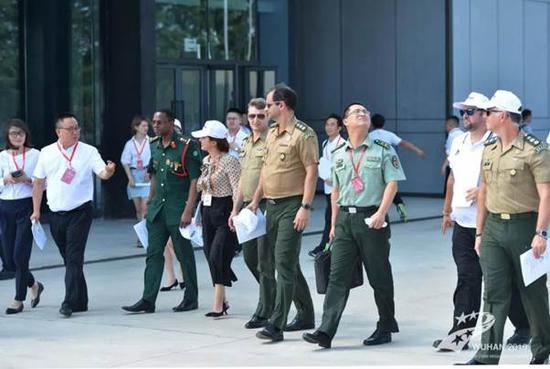 图为翻译中心工作人员为国际军体官员一行考察竞赛场馆提供翻译保障。