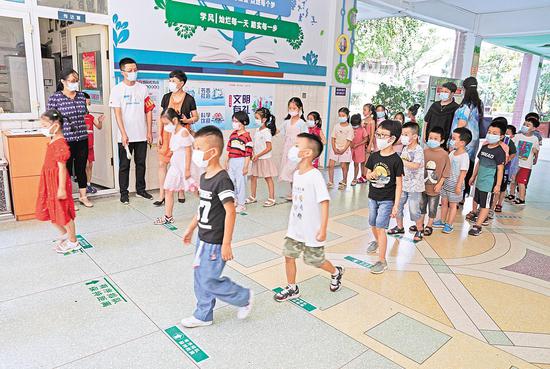 8月27日,武汉市江岸区四唯路小学对一年级新生进行出入校园演练。(湖北日报全媒记者 倪娜 摄)