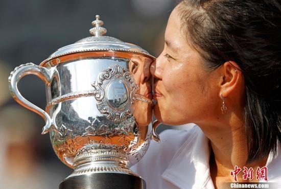 资料图：2011年6月4日，李娜问鼎法网冠军，成为亚洲登顶网球大满贯赛事的第一人。