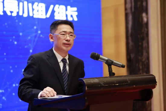 神农架林区党委副书记、政法委书记、政府副区长罗栋梁作会议主题推介