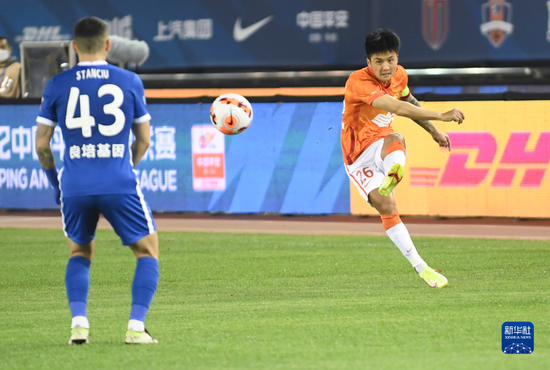6月15日，武汉长江队球员刘云（右）在比赛中进攻。新华社记者王乙杰摄