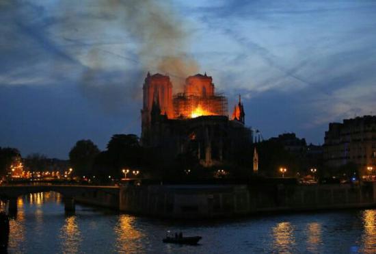 巴黎圣母院突遭大火。 图源：AFP