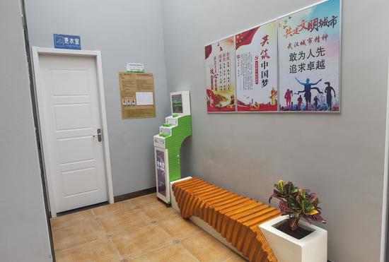 公厕内新设置的更衣室