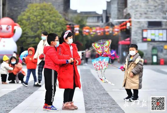 6日,市民游客在园博园汉口里游玩,街区洋溢着喜庆热闹的节日氛围。